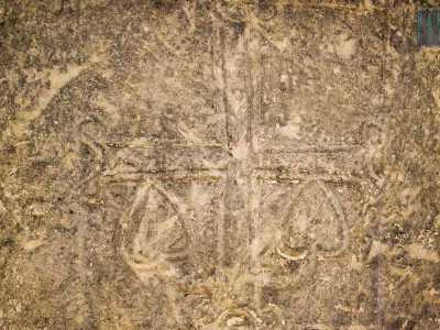 ...e dalla croce greca intagliata nella parte posteriore